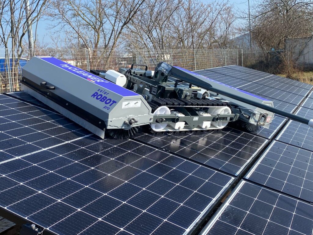 hyCleaner solarROBOT pro auf PV-Modulen